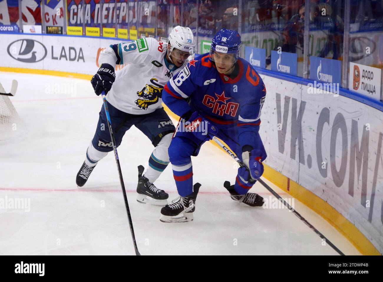 Sankt Petersburg, Russland. Dezember 2023. SKA Hockey Club Spieler Stepan Starkov (18) und Sotschi Hockey Club Spieler Danila Galenyuk (79) in Aktion während der Kontinental Hockey League, reguläre Saison KHL 2023 - 2024 zwischen SKA Sankt Petersburg und Sotschi im Eissportpalast. Endpunktzahl: SKA St. Petersburg 7:2 Sotschi. Quelle: SOPA Images Limited/Alamy Live News Stockfoto