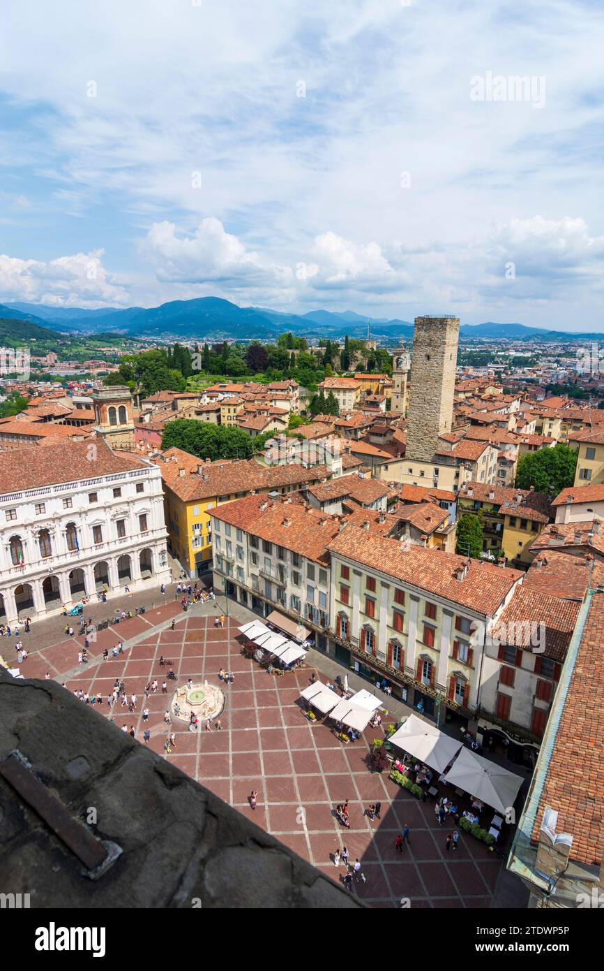 Bergamo: Blick vom Turm torre civica (Campanone) auf den Platz Piazza Vecchia, Palazzo Nuovo (Biblioteca Civica Angelo Mai, Angelo Maj Bibliothek) und Turm Stockfoto