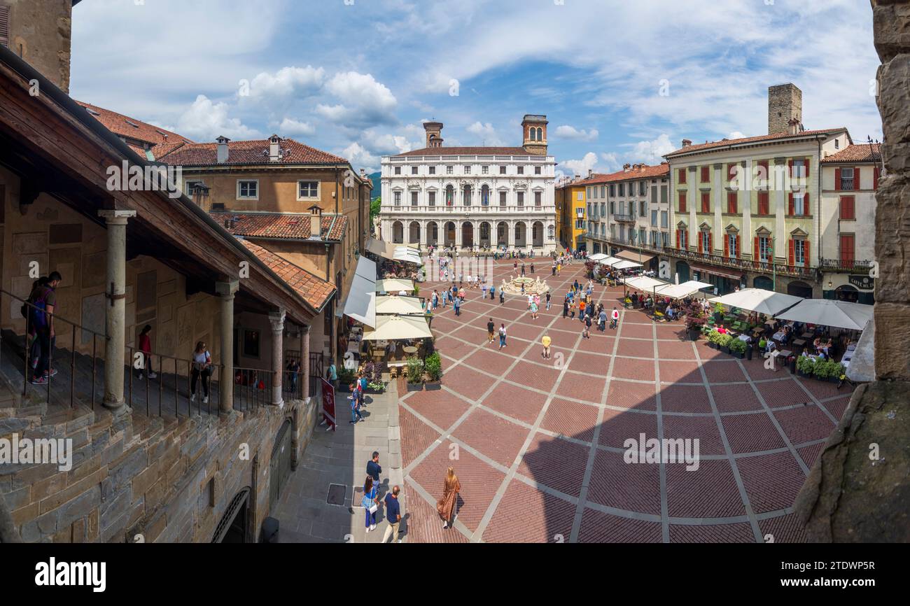 Bergamo: Palazzo Nuovo (Biblioteca Civica Angelo Mai, Bibliothek Angelo Maj), Piazza Vecchia in Bergamo, Lombardei, Italien Stockfoto