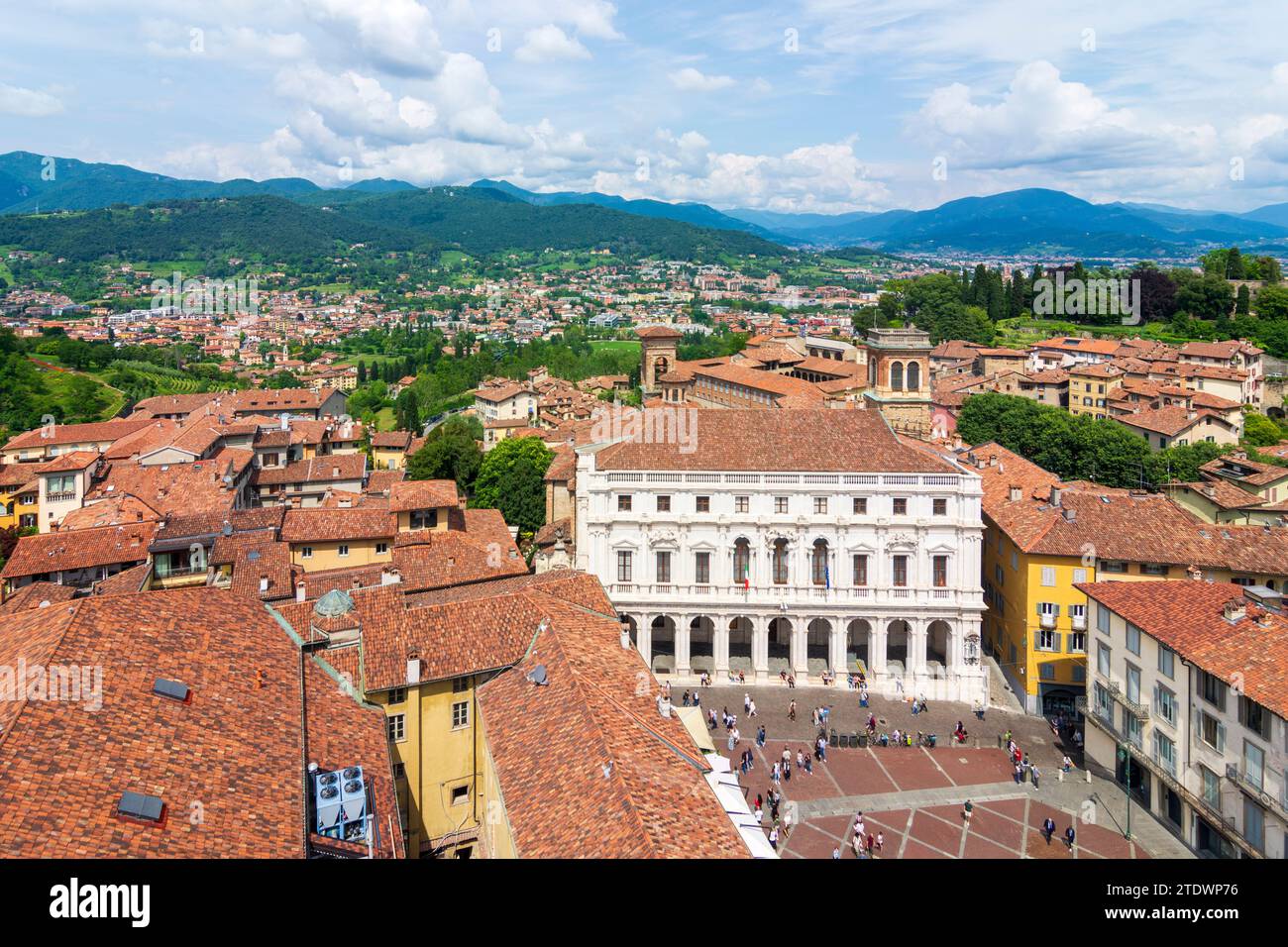 Bergamo: Blick vom Turm torre civica (Campanone) auf den Platz Piazza Vecchia und Palazzo Nuovo (Biblioteca Civica Angelo Mai, Bibliothek Angelo Maj) in Be Stockfoto