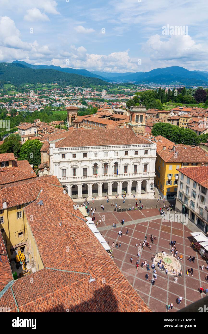 Bergamo: Blick vom Turm torre civica (Campanone) auf den Platz Piazza Vecchia und Palazzo Nuovo (Biblioteca Civica Angelo Mai, Bibliothek Angelo Maj) in Be Stockfoto