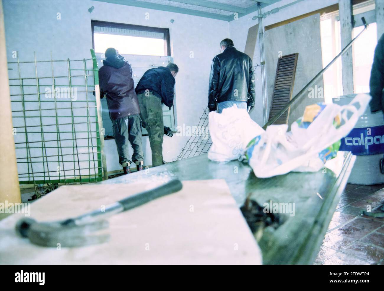 Squatters, Vijfhuizen, Vijfhuizen, 07-12-1998, Whizgle News from the Past, maßgeschneidert für die Zukunft. Erkunden Sie historische Geschichten, das Image der niederländischen Agentur aus einer modernen Perspektive, die die Lücke zwischen den Ereignissen von gestern und den Erkenntnissen von morgen überbrückt. Eine zeitlose Reise, die die Geschichten prägt, die unsere Zukunft prägen Stockfoto