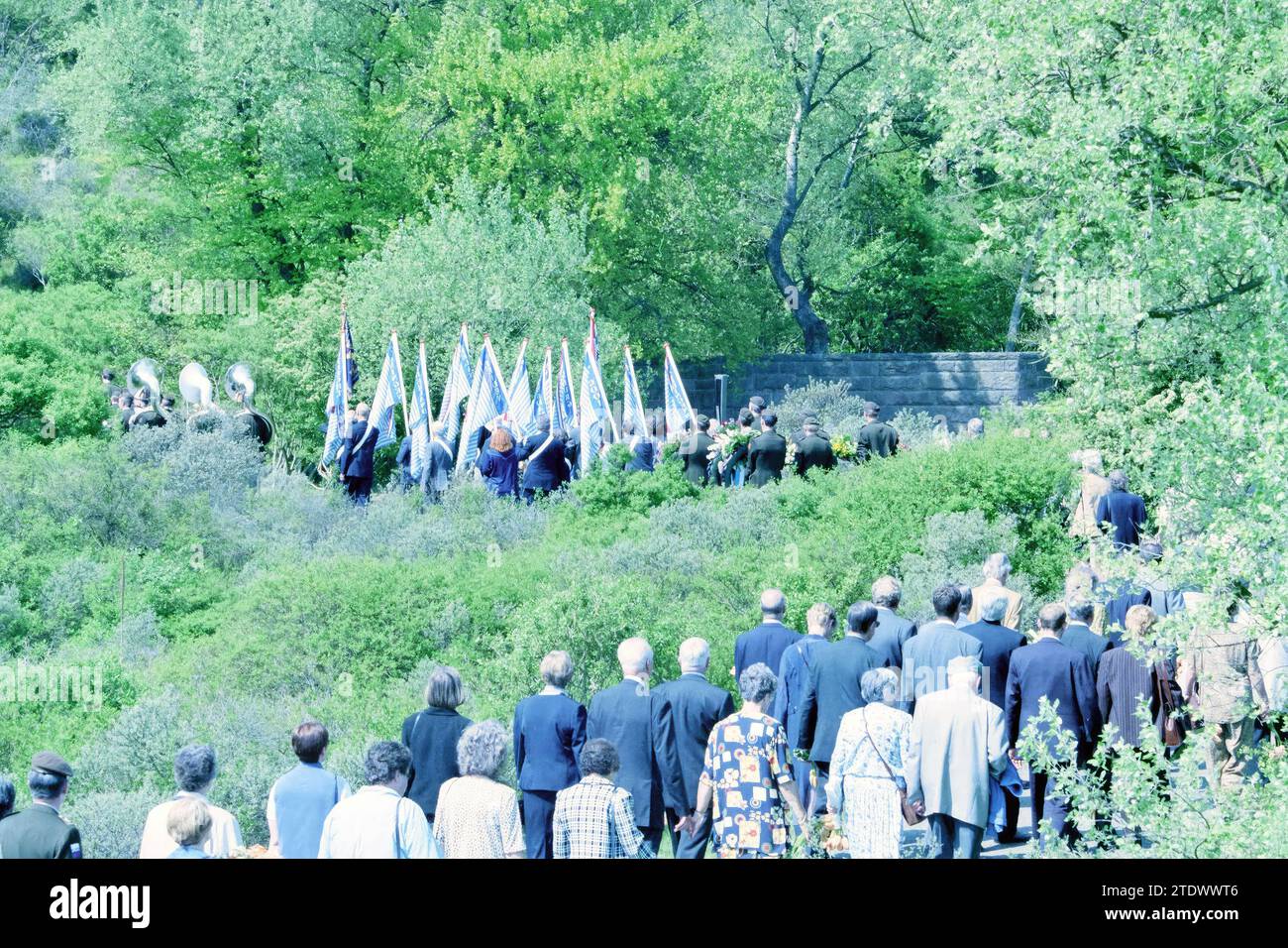 Jährliche Gedenkfeier auf dem Bloemendaal Friedhof in Overveen, niederländischer Verband der ehemaligen politischen Gefangenen aus der Besatzung (Expogé)., Overveen, Zeeweg, 10-05-1998, Whizgle News aus der Vergangenheit, zugeschnitten auf die Zukunft. Erkunden Sie historische Geschichten, das Image der niederländischen Agentur aus einer modernen Perspektive, die die Lücke zwischen den Ereignissen von gestern und den Erkenntnissen von morgen überbrückt. Eine zeitlose Reise, die die Geschichten prägt, die unsere Zukunft prägen Stockfoto