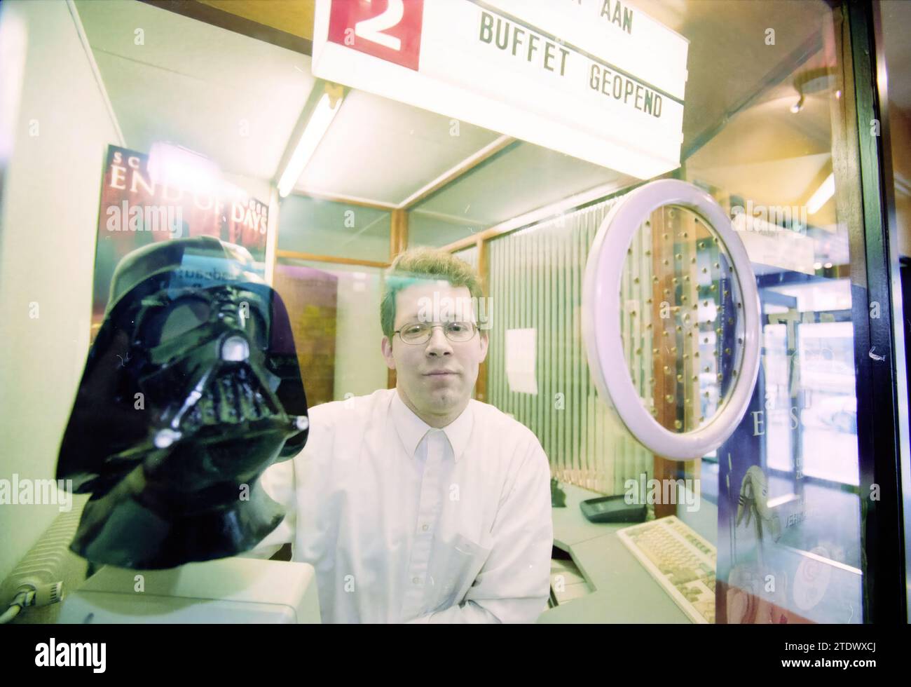 City Cinema, Starwars IJmuiden, IJmuiden, Niederlande, 15-12-1999, Whizgle News aus der Vergangenheit, zugeschnitten auf die Zukunft. Erkunden Sie historische Geschichten, das Image der niederländischen Agentur aus einer modernen Perspektive, die die Lücke zwischen den Ereignissen von gestern und den Erkenntnissen von morgen überbrückt. Eine zeitlose Reise, die die Geschichten prägt, die unsere Zukunft prägen Stockfoto