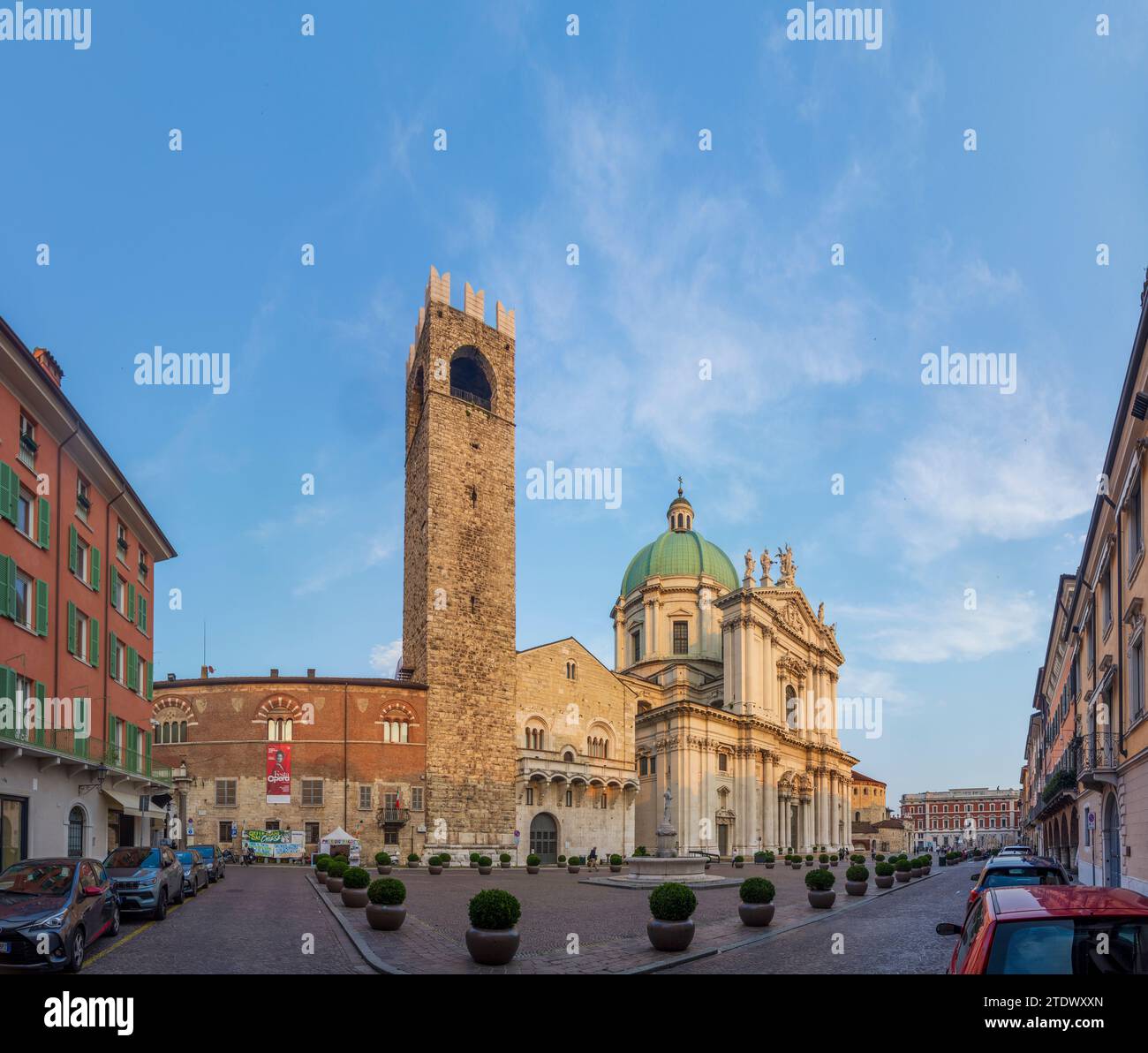 Brescia: Palazzo Broletto (Sitz der Provinz und der Präfektur Brescia), neue und alte Kathedrale, Piazza Paolo VI in Brescia, Lombardia Stockfoto
