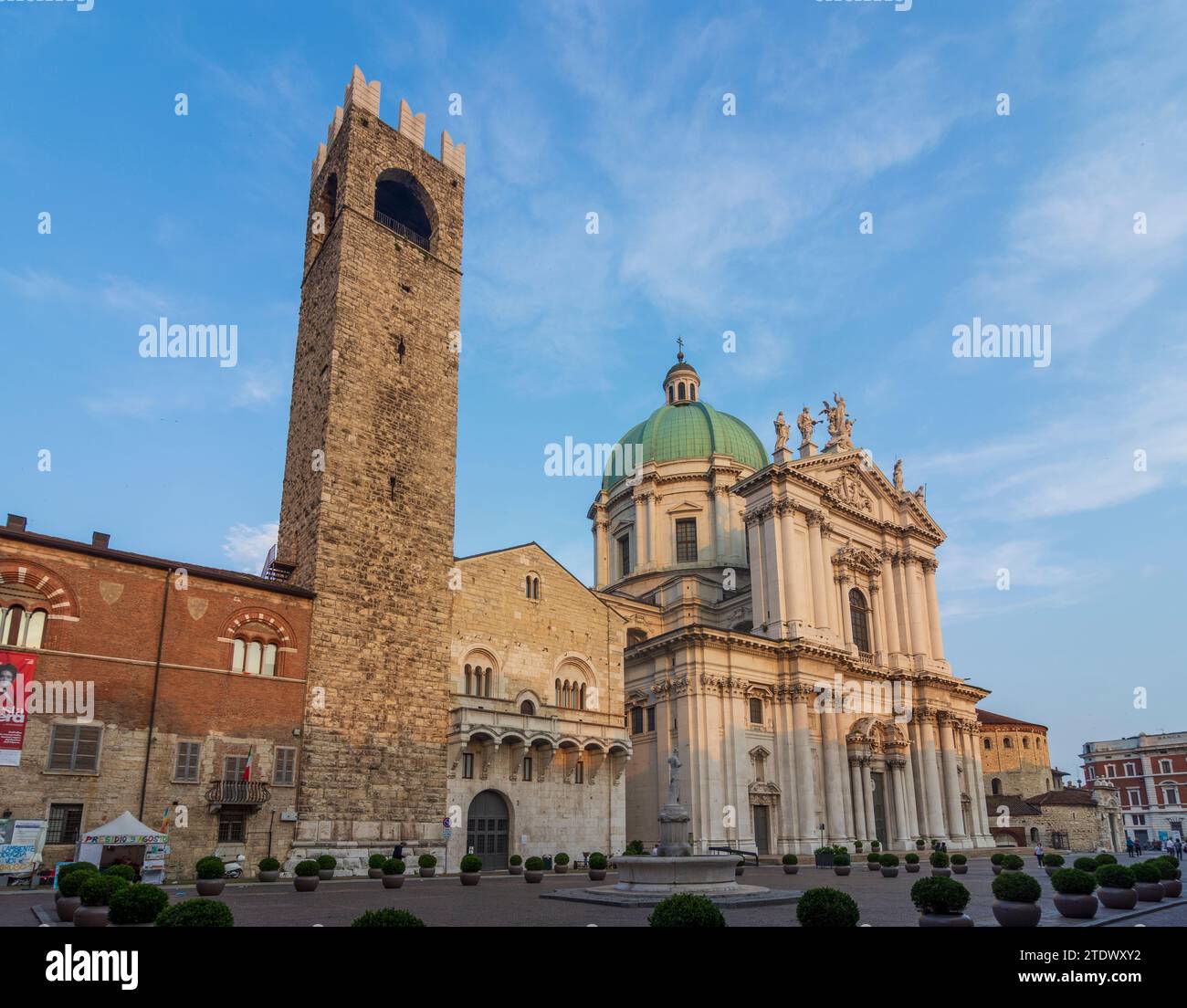 Brescia: Palazzo Broletto (Sitz der Provinz und der Präfektur Brescia), neue und alte Kathedrale, Piazza Paolo VI in Brescia, Lombardia Stockfoto