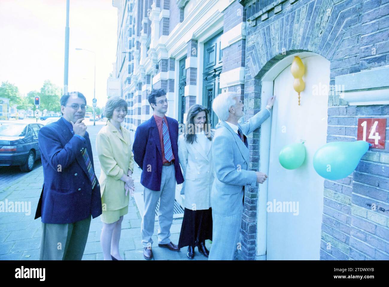 Anlässlich des 50-jährigen Bestehens der Presseagentur United Photos de Boer mit der Enthüllung des Namensschildes von Poppe de Boer, Parklaan 14, Haarlem, Parklaan, Niederlande, 19-05-1995, Whizgle News aus der Vergangenheit, zugeschnitten auf die Zukunft. Erkunden Sie historische Geschichten, das Image der niederländischen Agentur aus einer modernen Perspektive, die die Lücke zwischen den Ereignissen von gestern und den Erkenntnissen von morgen überbrückt. Eine zeitlose Reise, die die Geschichten prägt, die unsere Zukunft prägen Stockfoto