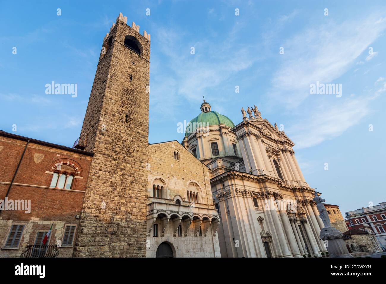 Brescia: Palazzo Broletto (Sitz der Provinz und der Präfektur Brescia), neue und alte Kathedrale, Piazza Paolo VI in Brescia, Lombardia Stockfoto