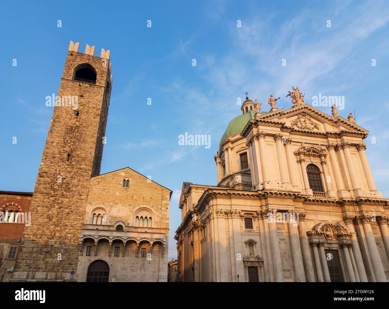 Brescia: Palazzo Broletto (Sitz der Provinz und der Präfektur Brescia), neue und alte Kathedrale, Piazza Paolo VI in Brescia, Lombardia Stockfoto