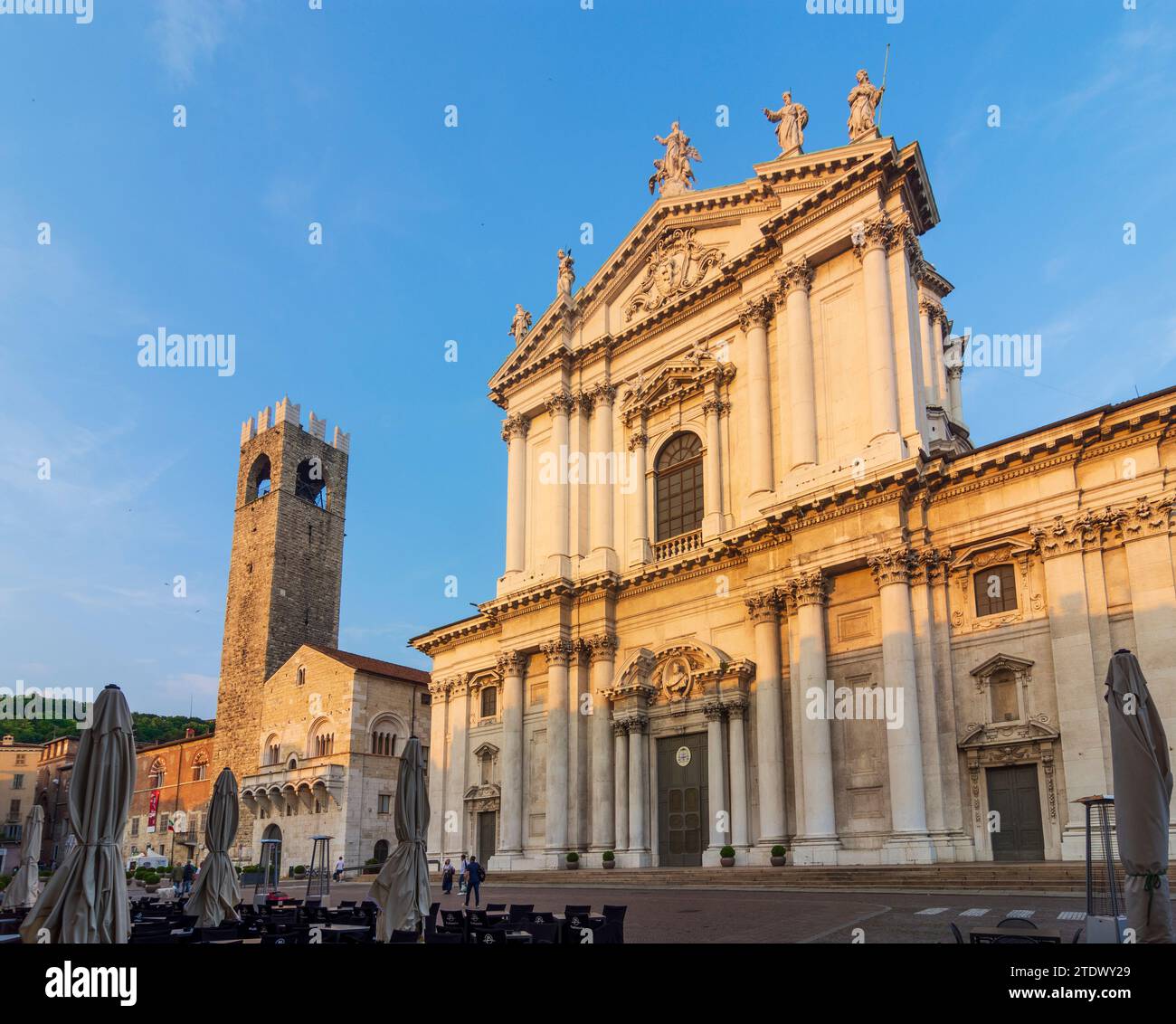 Brescia: Palazzo Broletto (Sitz der Provinz und der Präfektur Brescia), neue und alte Kathedrale, Piazza Paolo VI in Brescia, Lombardia Stockfoto