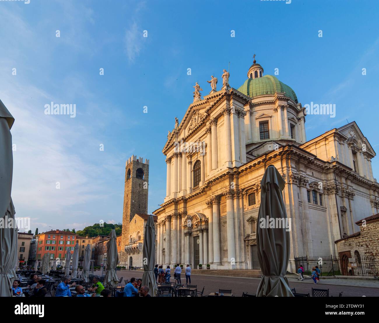 Brescia: Palazzo Broletto (Sitz der Provinz und der Präfektur Brescia), neue und alte Kathedrale, Piazza Paolo VI in Brescia, Lombardia Stockfoto