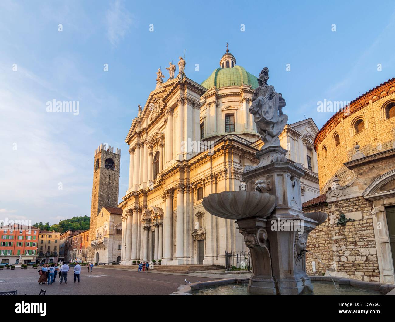 Brescia: Palazzo Broletto (Sitz der Provinz und der Präfektur Brescia), neue und alte Kathedrale, Piazza Paolo VI in Brescia, Lombardia Stockfoto