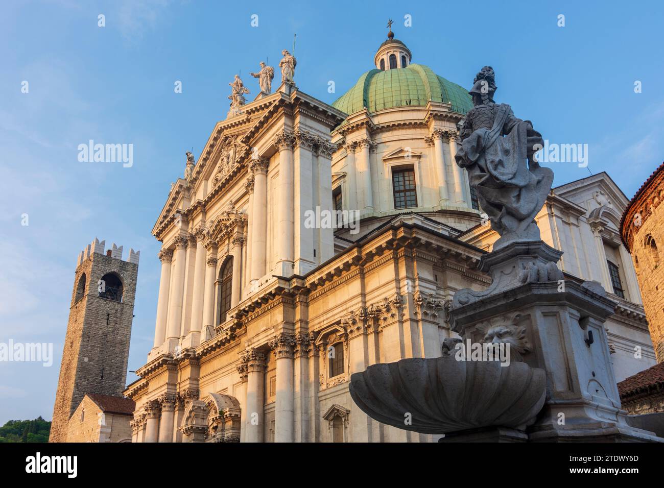 Brescia: Palazzo Broletto (Sitz der Provinz und der Präfektur Brescia), neue und alte Kathedrale, Piazza Paolo VI in Brescia, Lombardia Stockfoto