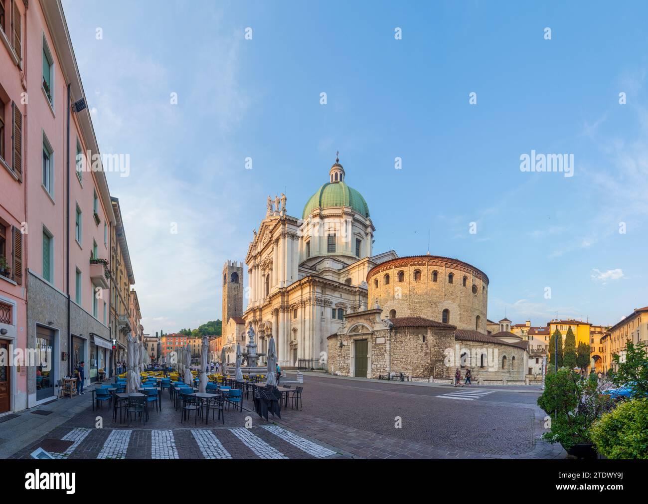 Brescia: Palazzo Broletto (Sitz der Provinz und der Präfektur Brescia), neue und alte Kathedrale, Piazza Paolo VI in Brescia, Lombardia Stockfoto