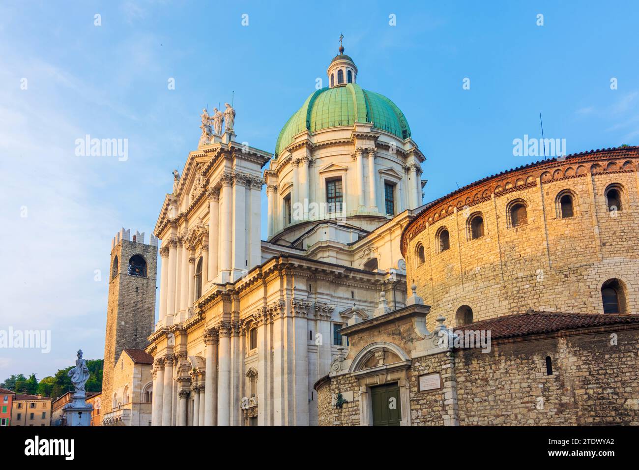 Brescia: Palazzo Broletto (Sitz der Provinz und der Präfektur Brescia), neue und alte Kathedrale, Piazza Paolo VI in Brescia, Lombardia Stockfoto