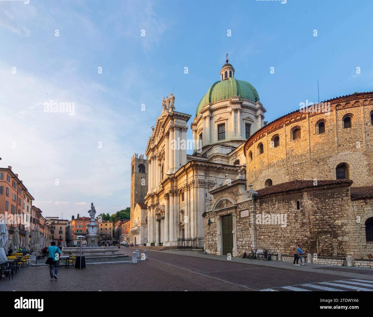 Brescia: Palazzo Broletto (Sitz der Provinz und der Präfektur Brescia), neue und alte Kathedrale, Piazza Paolo VI in Brescia, Lombardia Stockfoto