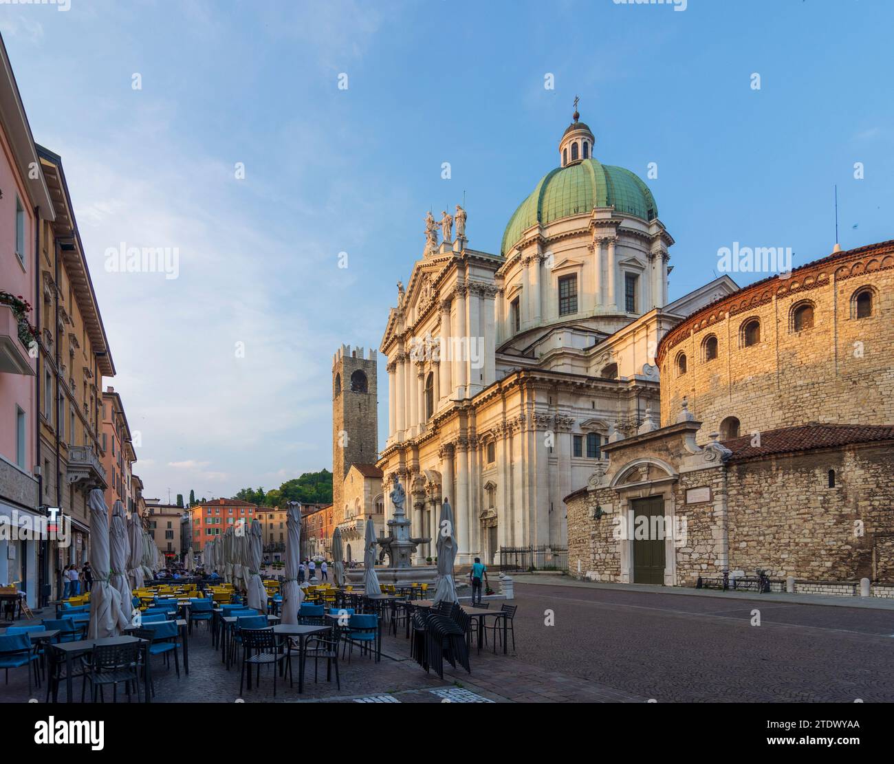 Brescia: Palazzo Broletto (Sitz der Provinz und der Präfektur Brescia), neue und alte Kathedrale, Piazza Paolo VI in Brescia, Lombardia Stockfoto