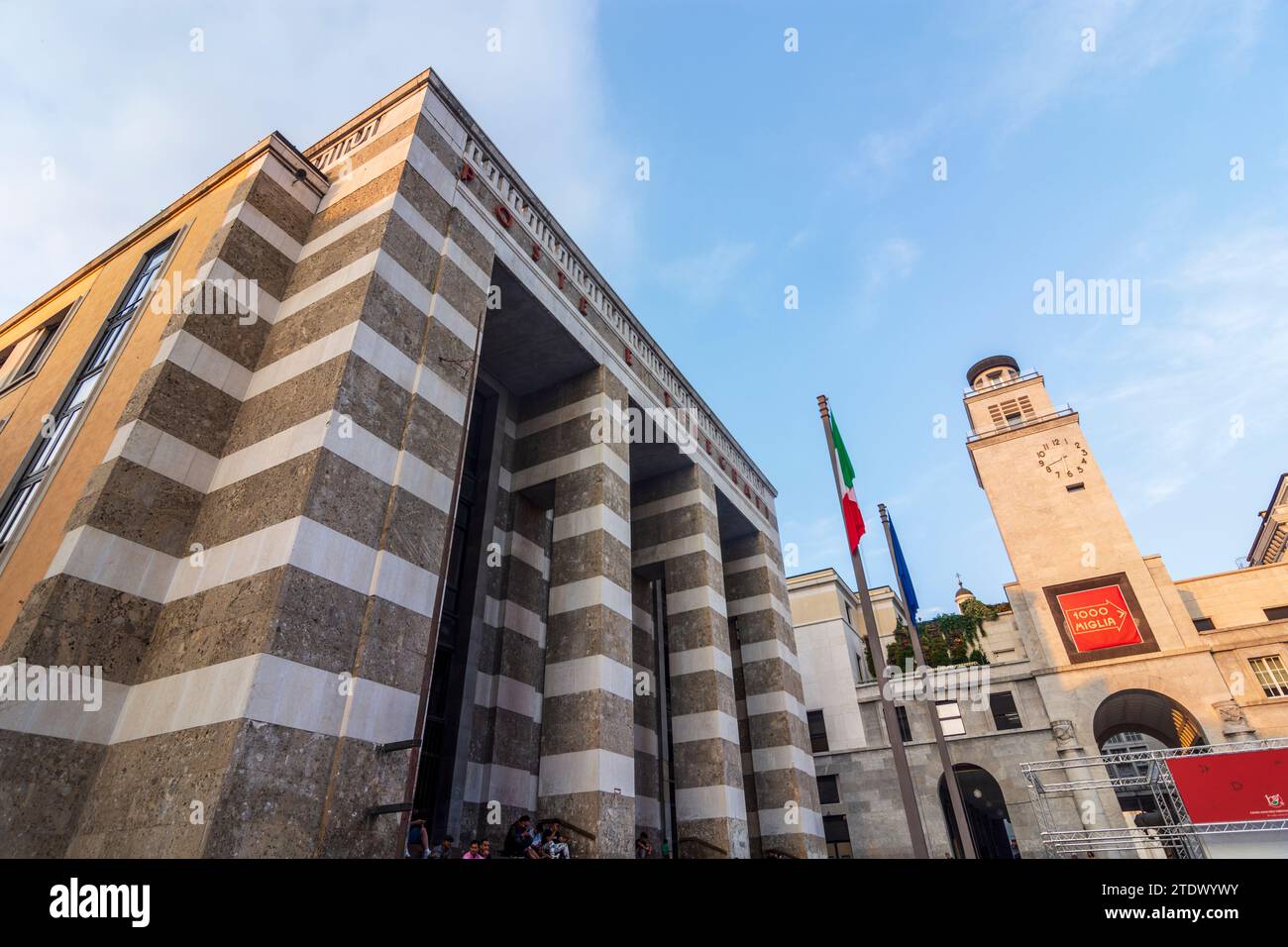 Brescia: Piazza della Vittoria, Palazzo delle poste („Postgebäude“), Torre della Rivoluzione („Turm der Revolution“) in Brescia, L Stockfoto