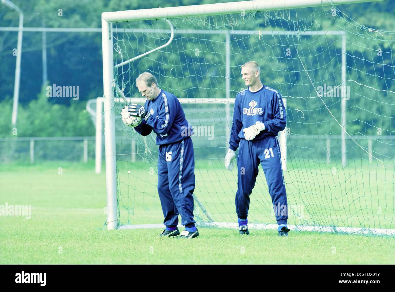 Zwei Fußballtorhüter, Haarlem, Niederlande, 22-08-2001, Whizgle News aus der Vergangenheit, zugeschnitten auf die Zukunft. Erkunden Sie historische Geschichten, das Image der niederländischen Agentur aus einer modernen Perspektive, die die Lücke zwischen den Ereignissen von gestern und den Erkenntnissen von morgen überbrückt. Eine zeitlose Reise, die die Geschichten prägt, die unsere Zukunft prägen Stockfoto