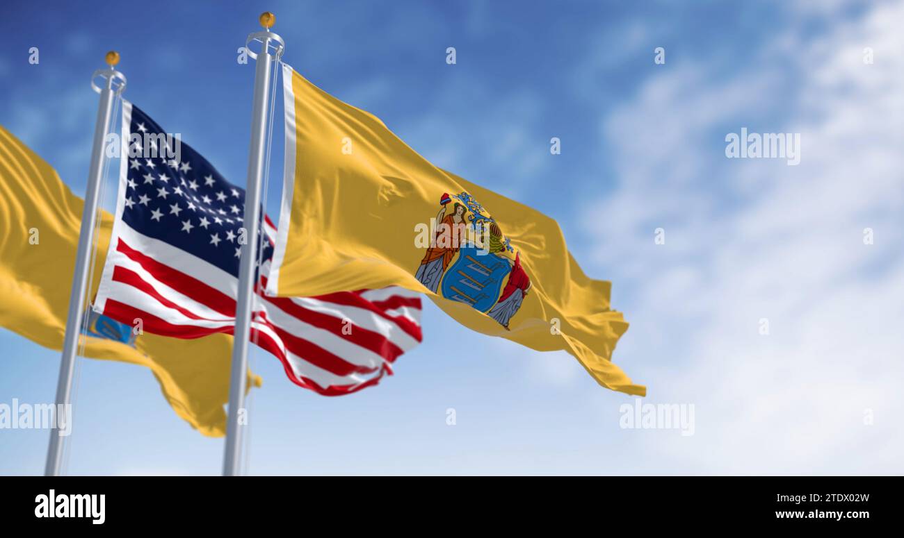 New Jersey State Flaggen, die an einem klaren Tag mit der amerikanischen Flagge winken. US-Bundesflagge. Stolz und Community-Konzept. 3D-Darstellung. Rippling Fabr Stockfoto
