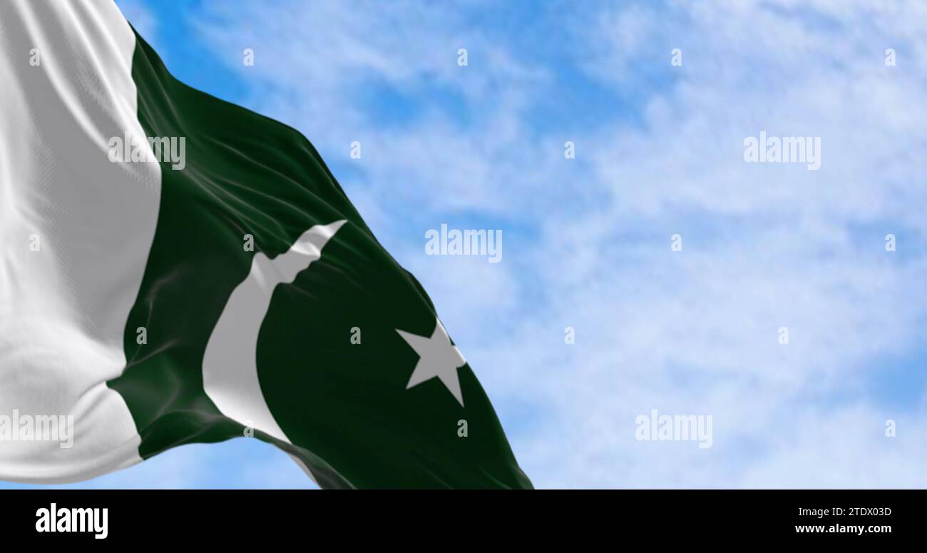 Nahaufnahme der pakistanischen Nationalflagge, die an einem klaren Tag winkt. Grün mit weißem Band auf der Hebebühne; weißer Halbmond und fünfzackiger Stern. 3D-Abbildung r Stockfoto