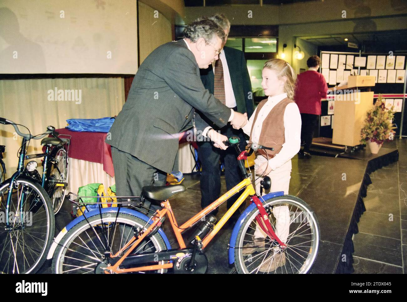 Verleihung der Preise an Jugendliche, H'dorp, Hoofddorp, Niederlande, 12-11-1996, Whizgle News aus der Vergangenheit, zugeschnitten auf die Zukunft. Erkunden Sie historische Geschichten, das Image der niederländischen Agentur aus einer modernen Perspektive, die die Lücke zwischen den Ereignissen von gestern und den Erkenntnissen von morgen überbrückt. Eine zeitlose Reise, die die Geschichten prägt, die unsere Zukunft prägen Stockfoto