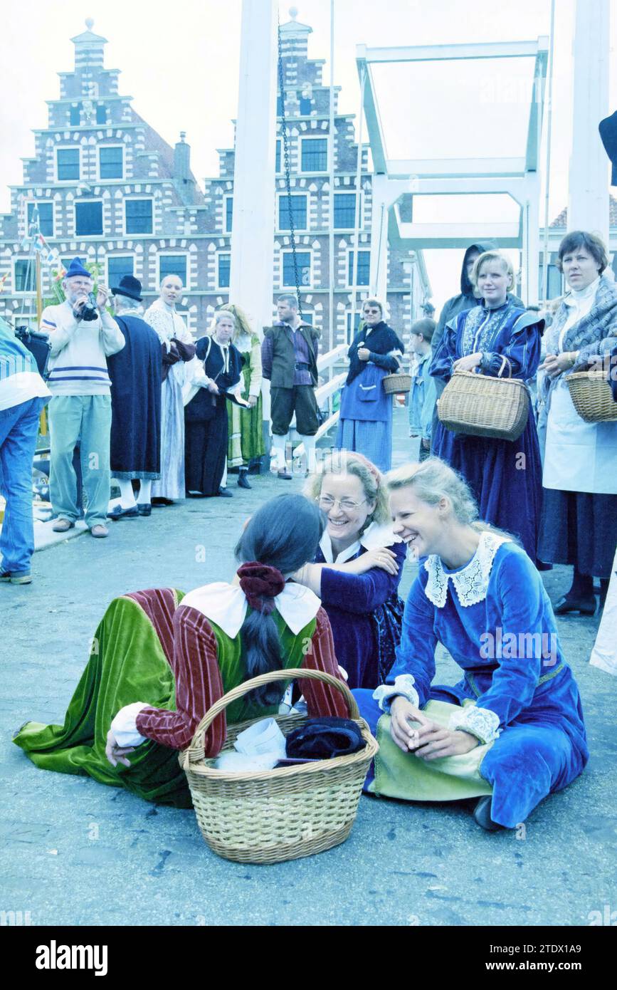 Frauen in historischer Kleidung in Gravesteenbrug, Haarlem, Spaarne, Niederlande, 01-09-1995, Whizgle News aus der Vergangenheit, zugeschnitten auf die Zukunft. Erkunden Sie historische Geschichten, das Image der niederländischen Agentur aus einer modernen Perspektive, die die Lücke zwischen den Ereignissen von gestern und den Erkenntnissen von morgen überbrückt. Eine zeitlose Reise, die die Geschichten prägt, die unsere Zukunft prägen Stockfoto