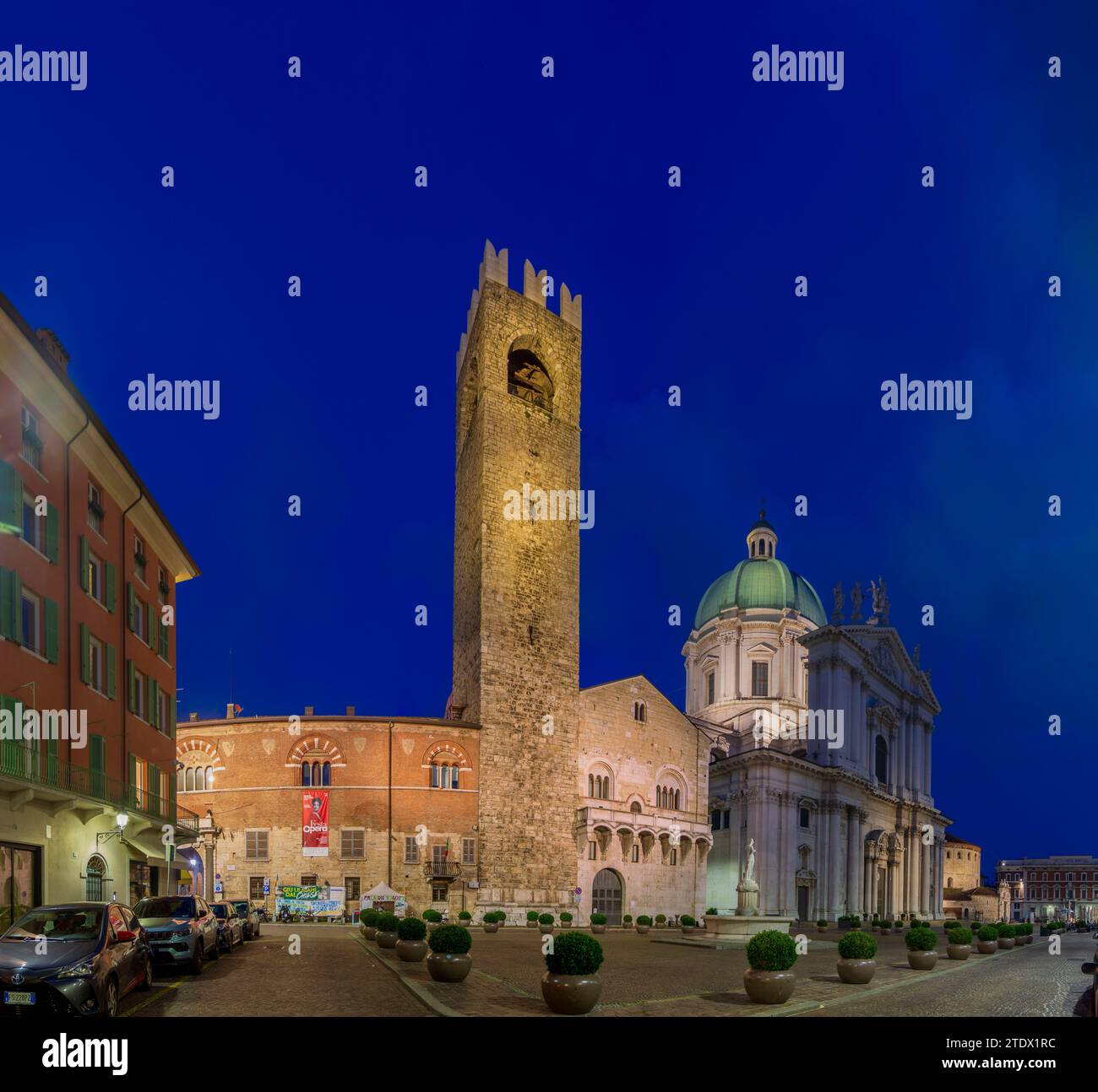 Brescia: Palazzo Broletto (Sitz der Provinz und der Präfektur Brescia), neue und alte Kathedrale, Piazza Paolo VI, Freiluftreaturant i Stockfoto