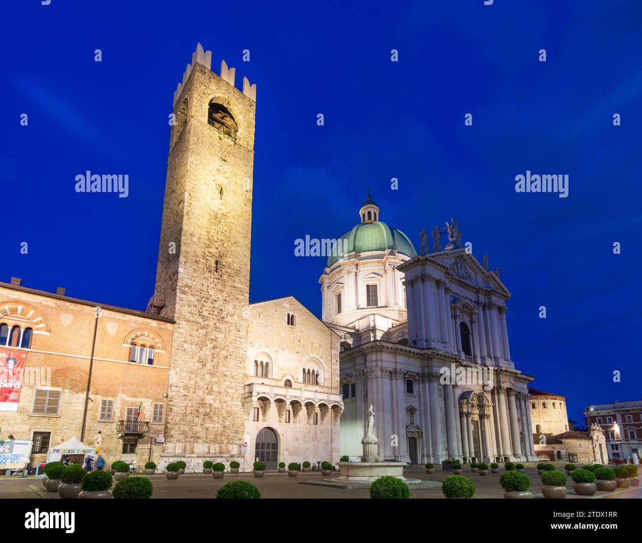 Brescia: Palazzo Broletto (Sitz der Provinz und der Präfektur Brescia), neue und alte Kathedrale, Piazza Paolo VI, Freiluftreaturant i Stockfoto