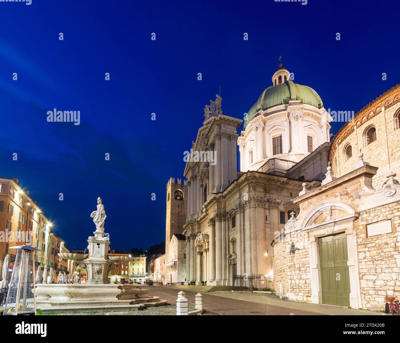 Brescia: Palazzo Broletto (Sitz der Provinz und der Präfektur Brescia), neue und alte Kathedrale, Piazza Paolo VI, Freiluftreaturant i Stockfoto