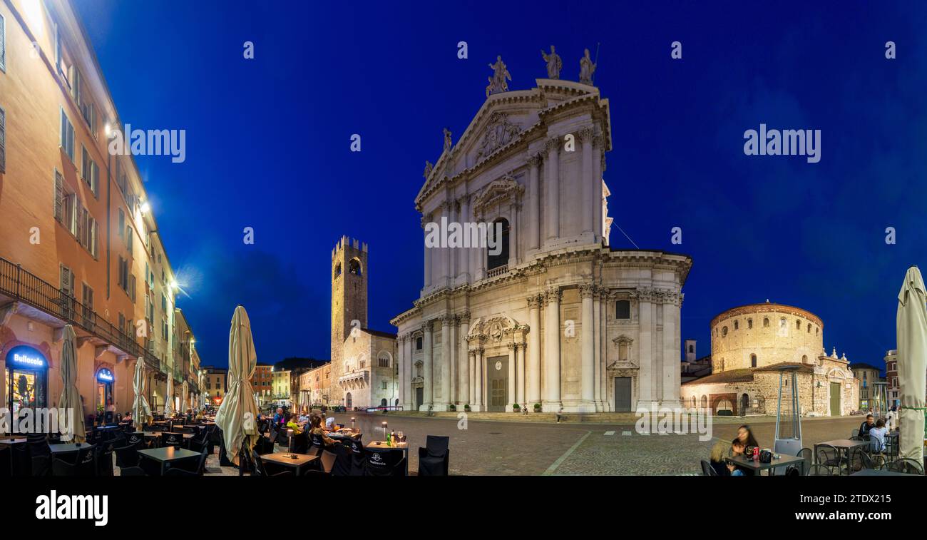 Brescia: Palazzo Broletto (Sitz der Provinz und der Präfektur Brescia), neue und alte Kathedrale, Piazza Paolo VI, Freiluftreaturant i Stockfoto