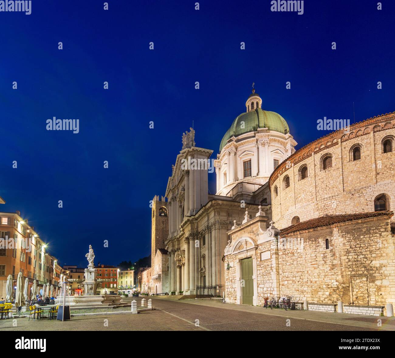 Brescia: Palazzo Broletto (Sitz der Provinz und der Präfektur Brescia), neue und alte Kathedrale, Piazza Paolo VI, Freiluftreaturant i Stockfoto