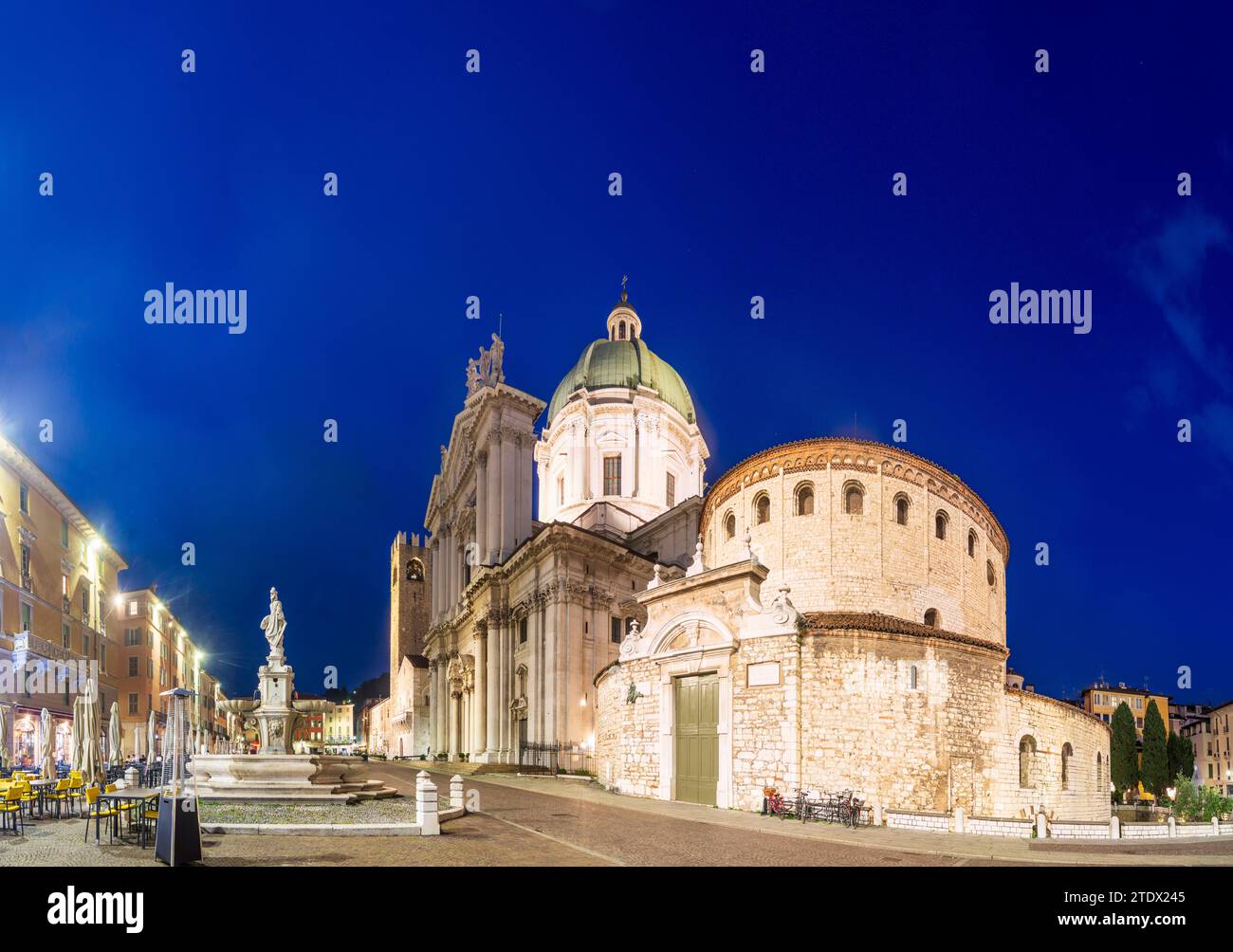 Brescia: Palazzo Broletto (Sitz der Provinz und der Präfektur Brescia), neue und alte Kathedrale, Piazza Paolo VI, Freiluftreaturant i Stockfoto