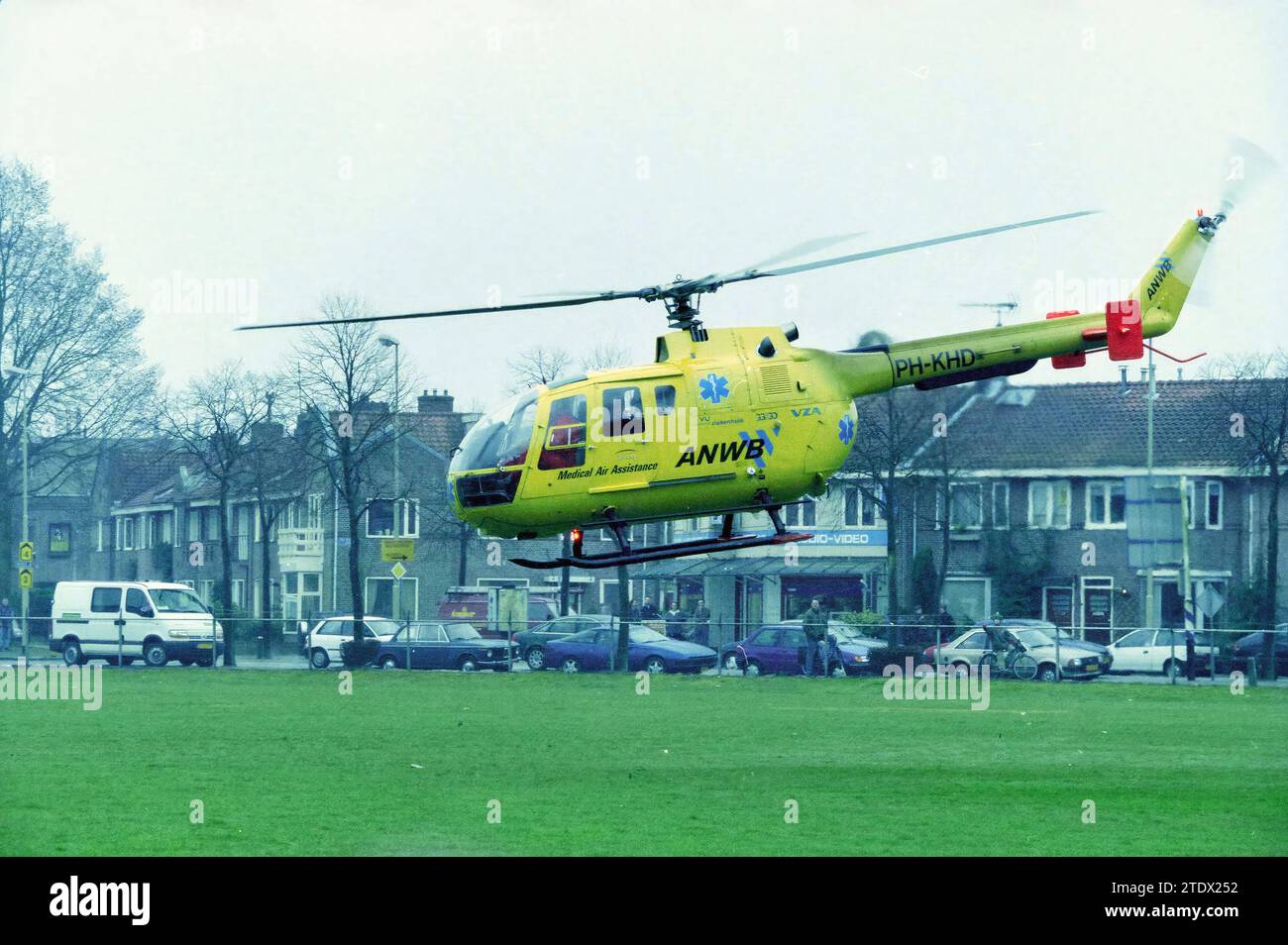 Trauma Helikopter, Haarlem, Niederlande, 16-03-2001, Whizgle News from the Past, maßgeschneidert für die Zukunft. Erkunden Sie historische Geschichten, das Image der niederländischen Agentur aus einer modernen Perspektive, die die Lücke zwischen den Ereignissen von gestern und den Erkenntnissen von morgen überbrückt. Eine zeitlose Reise, die die Geschichten prägt, die unsere Zukunft prägen Stockfoto