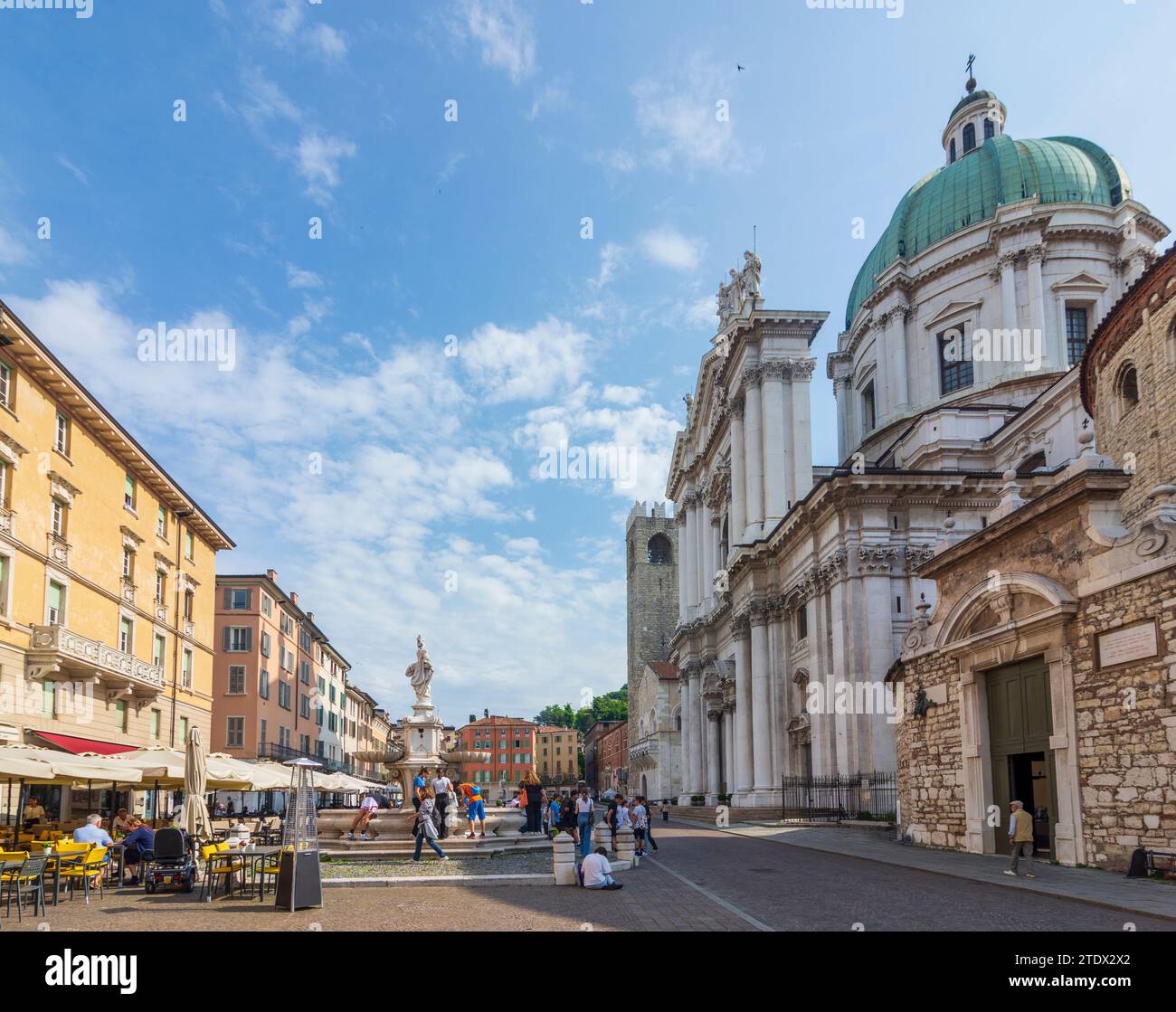Brescia: Palazzo Broletto (Sitz der Provinz und der Präfektur Brescia), neue und alte Kathedrale, Piazza Paolo VI, Freiluftreaturant i Stockfoto
