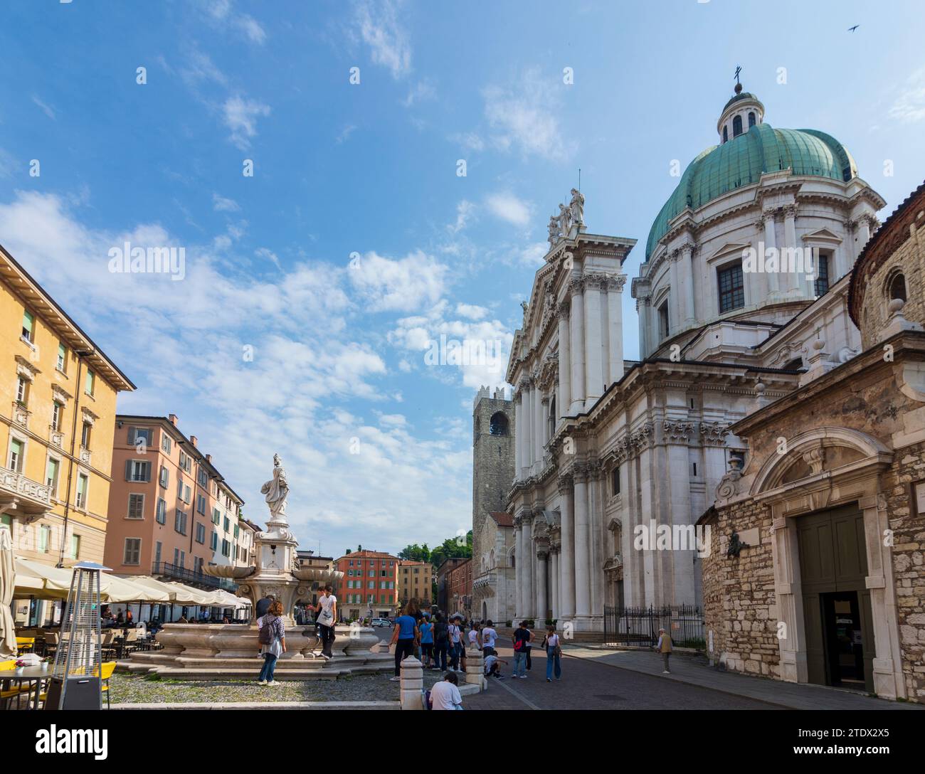 Brescia: Palazzo Broletto (Sitz der Provinz und der Präfektur Brescia), neue und alte Kathedrale, Piazza Paolo VI, Freiluftreaturant i Stockfoto