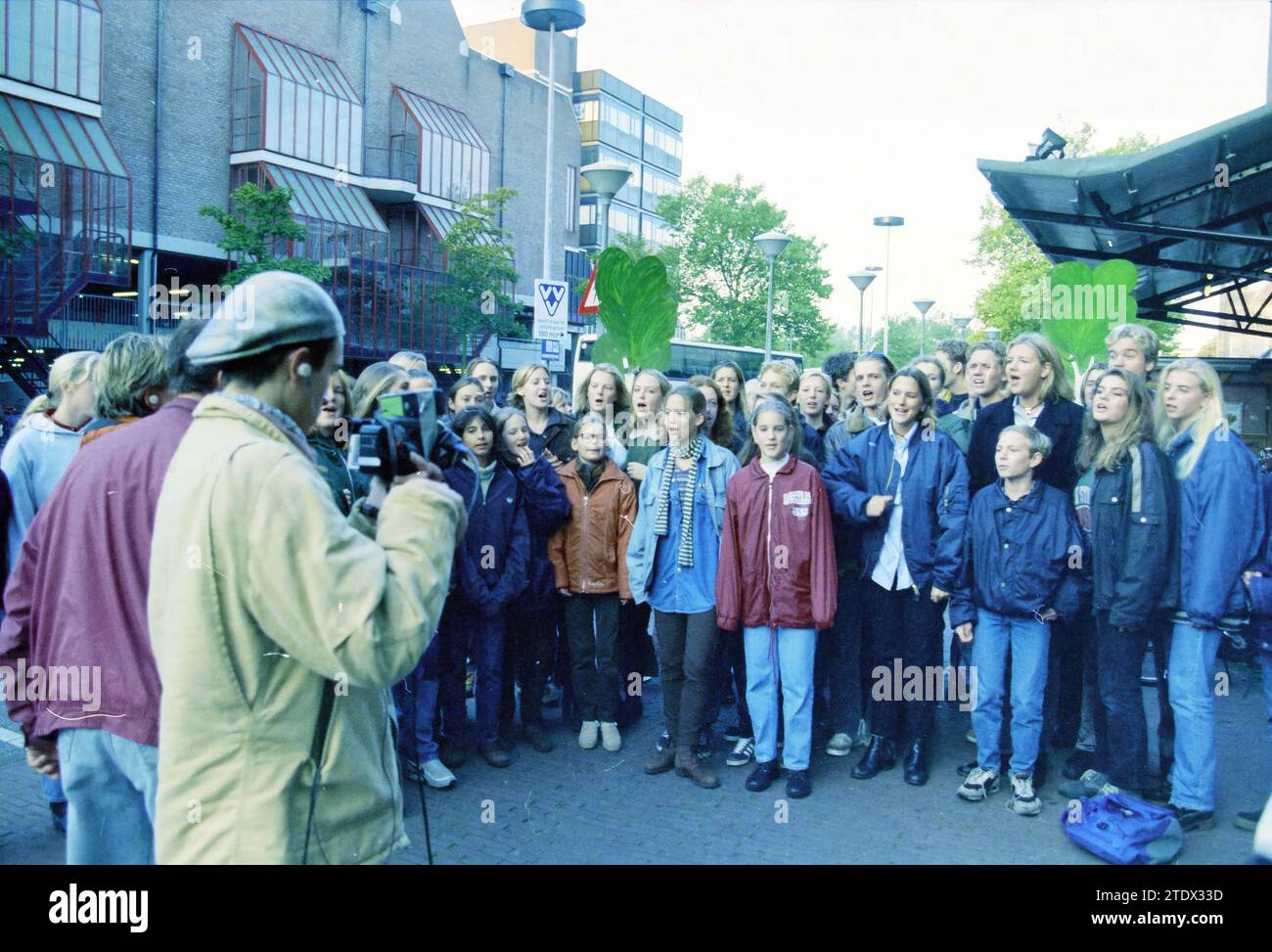TV-Aufnahme Veronica, Station, 08-10-1995, Whizgle News from the Past, maßgeschneidert für die Zukunft. Erkunden Sie historische Geschichten, das Image der niederländischen Agentur aus einer modernen Perspektive, die die Lücke zwischen den Ereignissen von gestern und den Erkenntnissen von morgen überbrückt. Eine zeitlose Reise, die die Geschichten prägt, die unsere Zukunft prägen Stockfoto