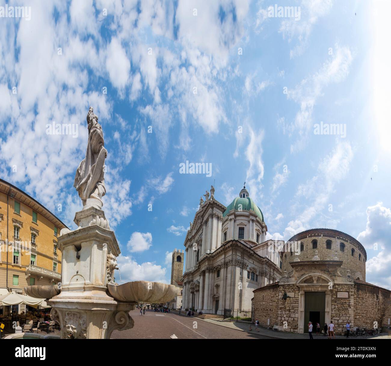 Brescia: Piazza Paolo VI, Palazzo Broletto (Sitz der Provinz und der Präfektur Brescia), neue und alte Kathedrale, Fontana della 'Bresc Stockfoto