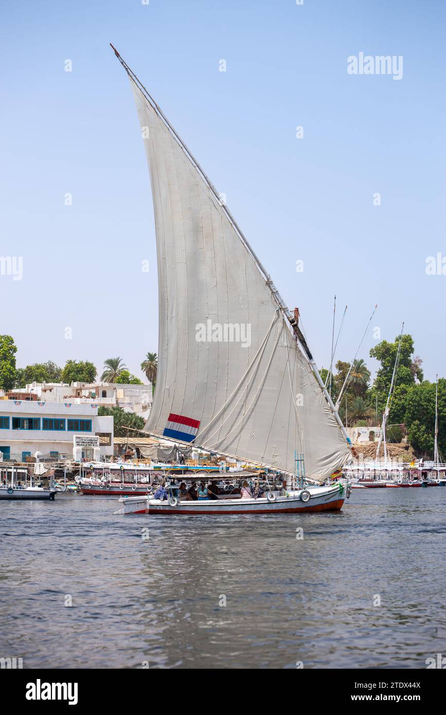 Ein traditionelles „Felucca“-Segelboot auf dem Nil mit Touristen in der Nähe von Assuan, Ägypten Stockfoto