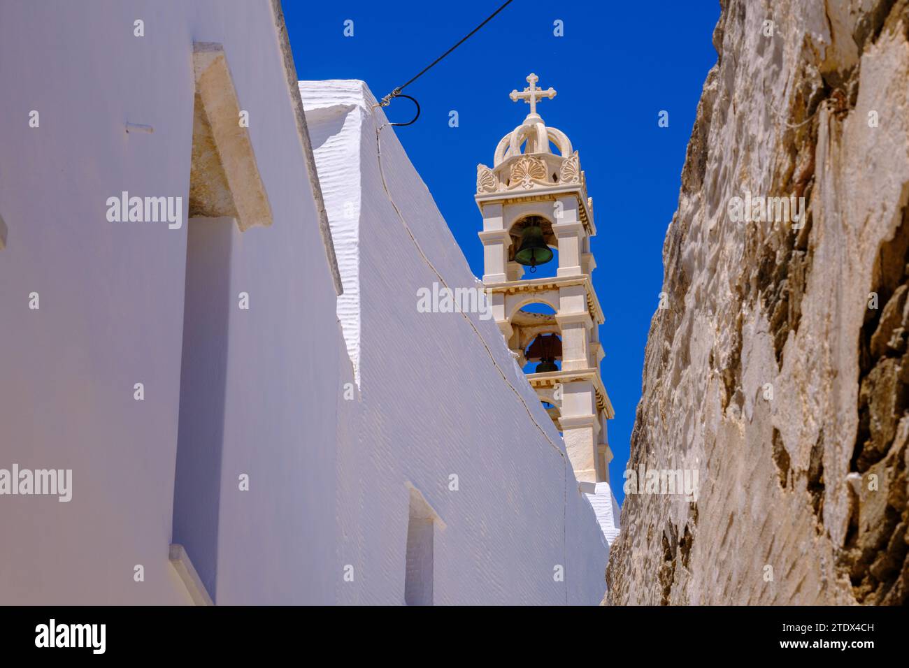 Pyrgos, GR - 6. August 2023: Straße in einem traditionellen griechischen Dorf mit weiß getünchten weißen und blauen Häusern Stockfoto
