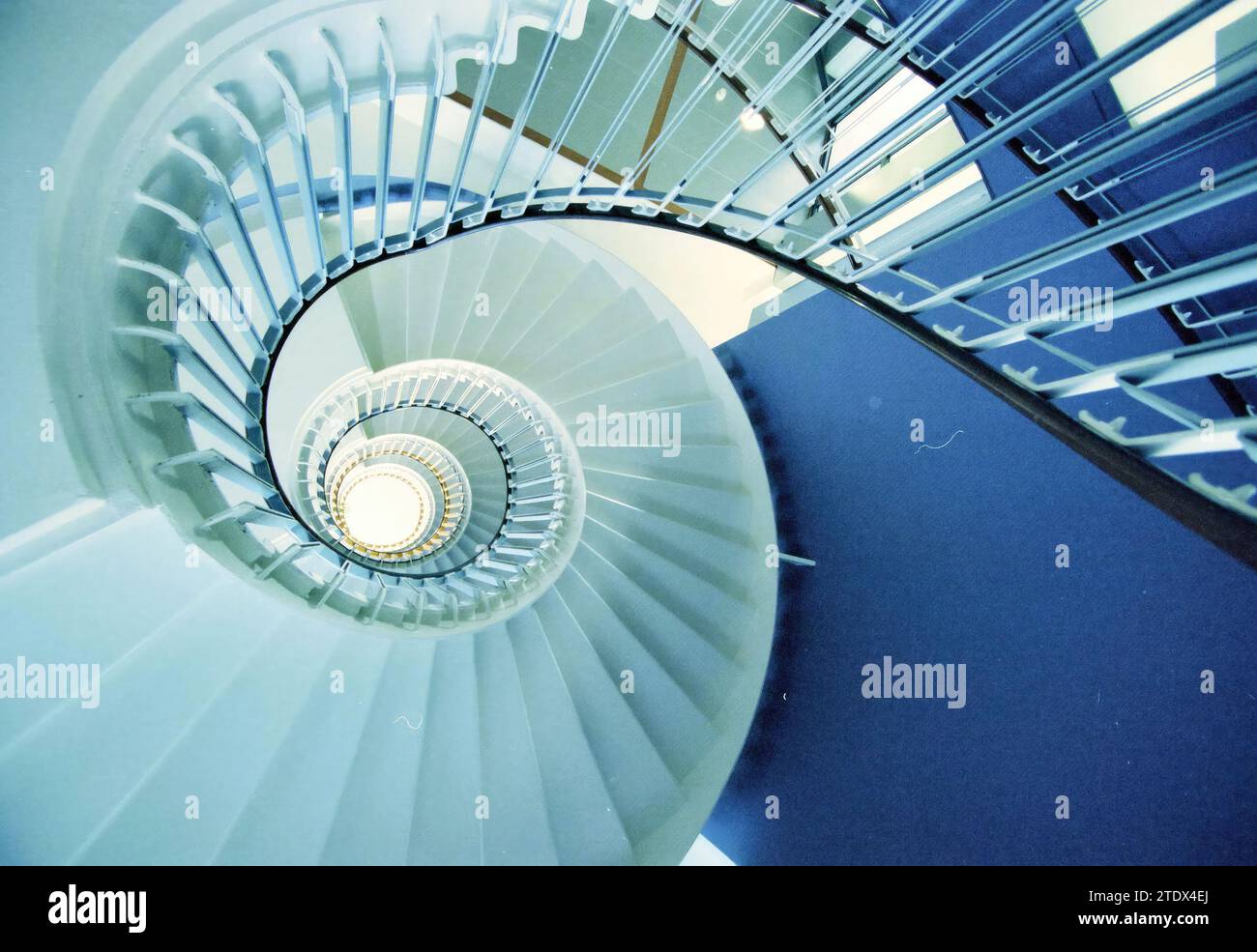 Treppen und Flur, Dudok Gebäude, 15-06-2000, Whizgle News aus der Vergangenheit, zugeschnitten auf die Zukunft. Erkunden Sie historische Geschichten, das Image der niederländischen Agentur aus einer modernen Perspektive, die die Lücke zwischen den Ereignissen von gestern und den Erkenntnissen von morgen überbrückt. Eine zeitlose Reise, die die Geschichten prägt, die unsere Zukunft prägen Stockfoto