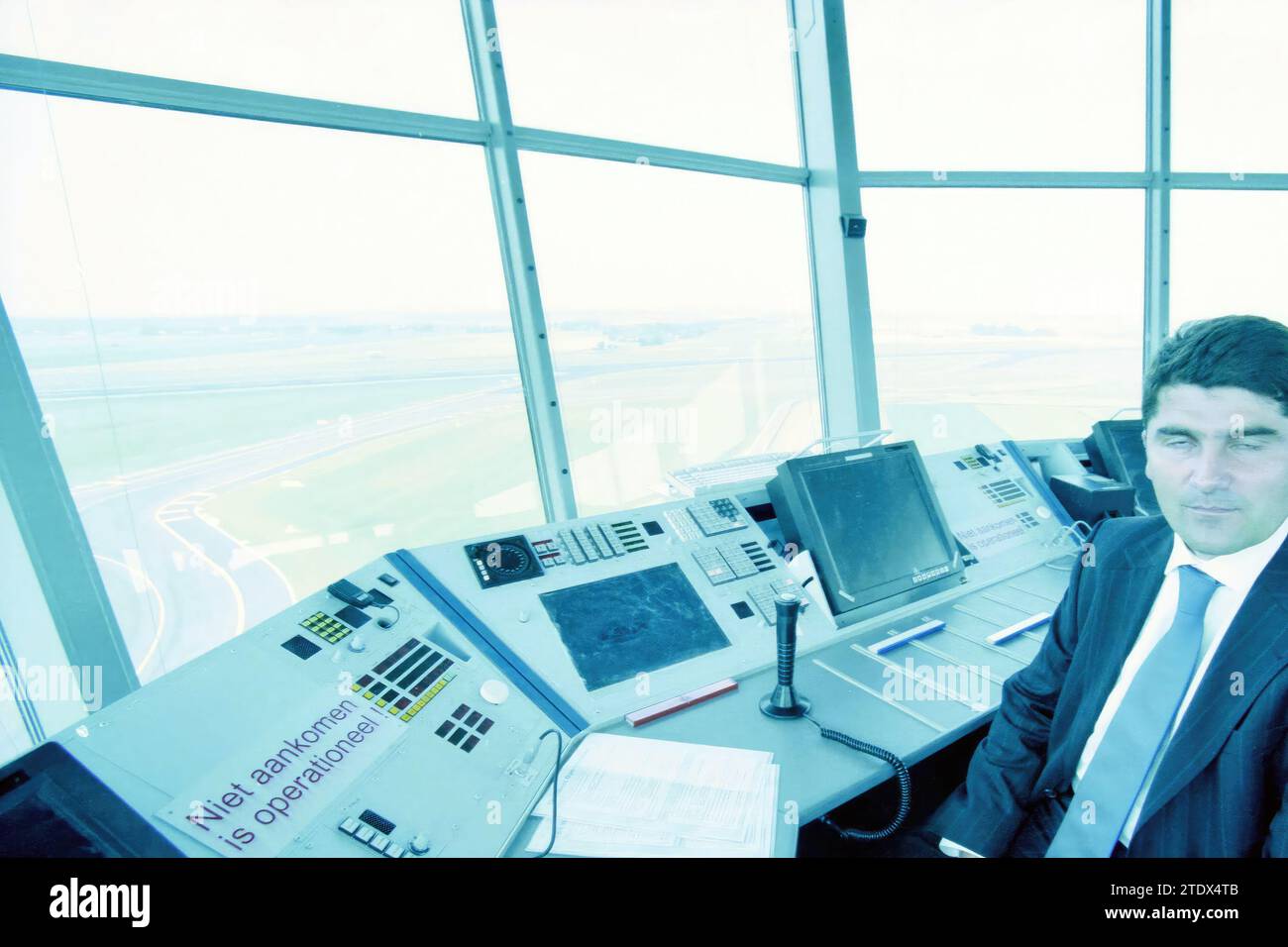 Neuer Kontrollturm, Schiphol, Schiphol, 22-06-2003, Whizgle News aus der Vergangenheit, zugeschnitten auf die Zukunft. Erkunden Sie historische Geschichten, das Image der niederländischen Agentur aus einer modernen Perspektive, die die Lücke zwischen den Ereignissen von gestern und den Erkenntnissen von morgen überbrückt. Eine zeitlose Reise, die die Geschichten prägt, die unsere Zukunft prägen Stockfoto