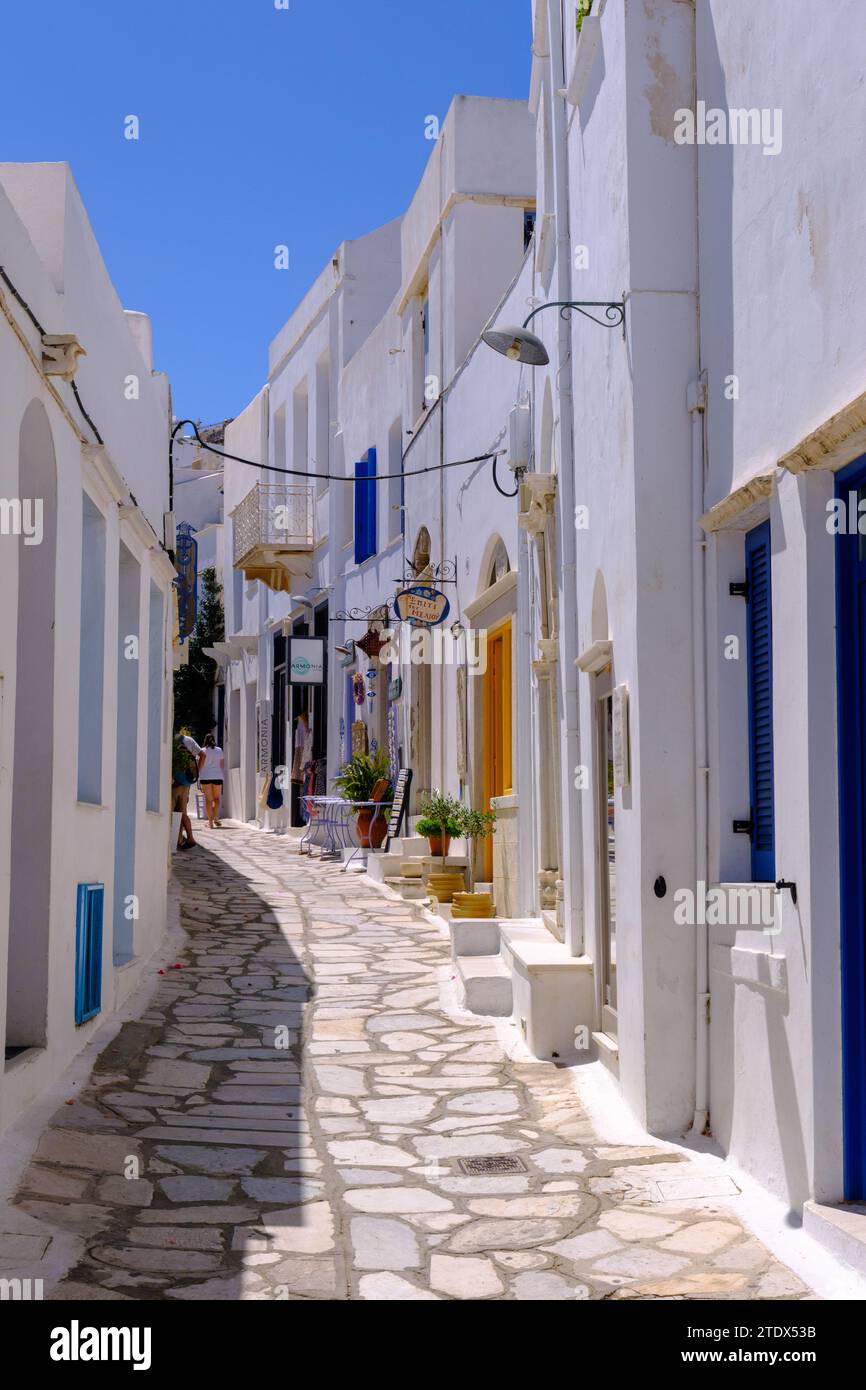 Pyrgos, GR - 6. August 2023: Straße in einem traditionellen griechischen Dorf mit weiß getünchten weißen und blauen Häusern Stockfoto