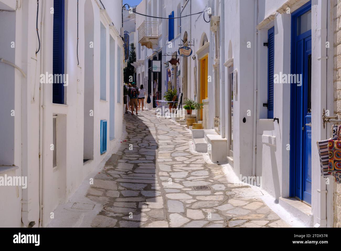 Pyrgos, GR - 6. August 2023: Straße in einem traditionellen griechischen Dorf mit weiß getünchten weißen und blauen Häusern Stockfoto