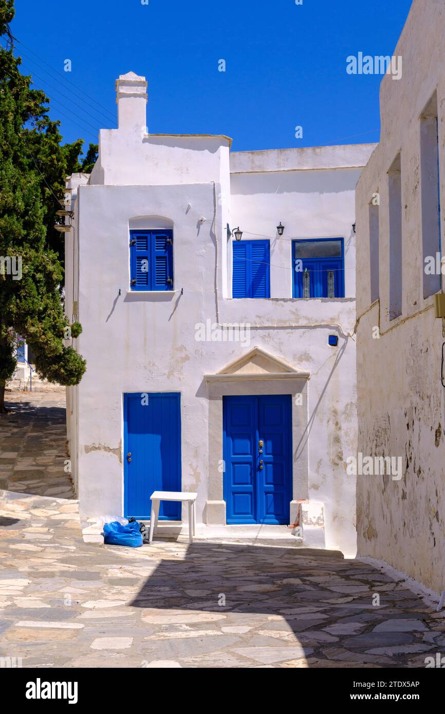 Pyrgos, GR - 6. August 2023: Straße in einem traditionellen griechischen Dorf mit weiß getünchten weißen und blauen Häusern Stockfoto