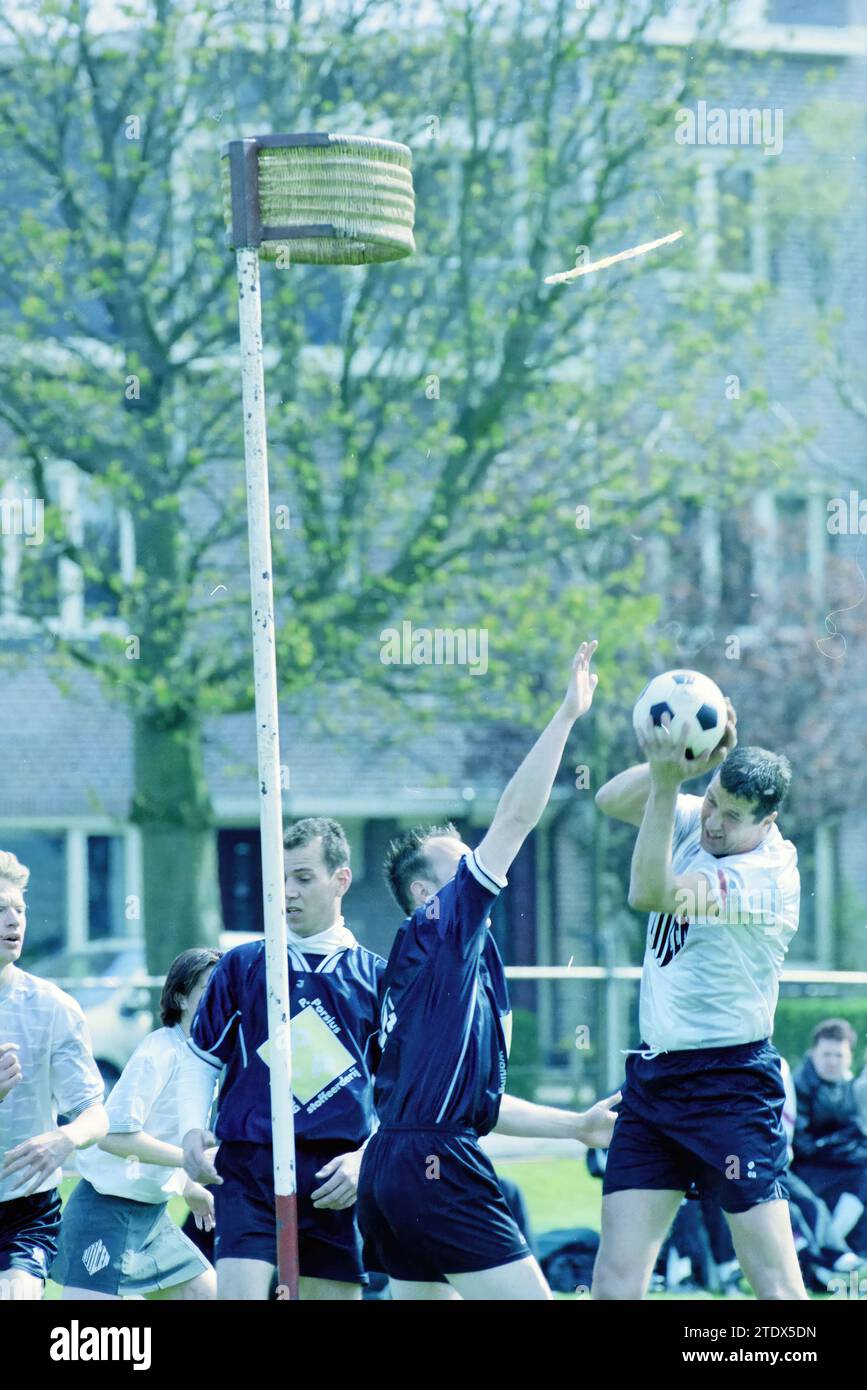 Korfball: Haarlem - Sporting Delta, Haarlem, Niederlande, 13.-04-2002, Whizgle News from the Past, Tailored for the Future. Erkunden Sie historische Geschichten, das Image der niederländischen Agentur aus einer modernen Perspektive, die die Lücke zwischen den Ereignissen von gestern und den Erkenntnissen von morgen überbrückt. Eine zeitlose Reise, die die Geschichten prägt, die unsere Zukunft prägen. Stockfoto