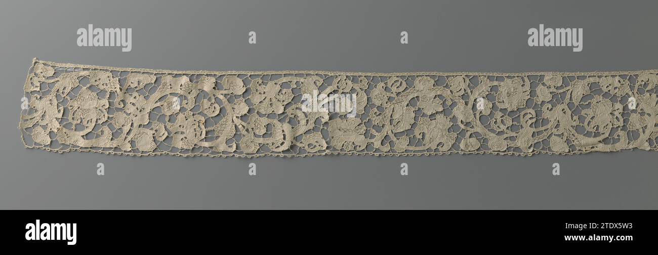 Streifen der Nadelseite mit exotischen Blüten auf einer welligen schlanken, anonym, ca. 1650 - ca. 1674 Streifen der naturfarbenen Nadelseite: Flache venezianische Seite. Muster exotischer Blüten und lockender Blätter an breiten welligen und lockenden Ranken. Die Motive sind mit Festonstichen und die meisten (Blüten-)Blätter sind ganz oder teilweise mit Ziernähten gemacht. Eine leichte Freistellung wurde angewendet, um die Konturen hervorzuheben. Die Motive sind durch eine unregelmäßige offene Bar mit Picots verbunden. Der obere Teil des Streifens ist mit einem Kabelbinder versehen. Die gerade Unterseite des Streifens ist mit einer einfachen Bogenkante versehen. Italien Stockfoto