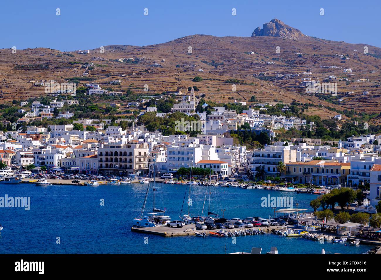 Tinos, GR - 6. August 2023: Panoramablick auf Chora, Hauptstadt der Insel Tinos Stockfoto