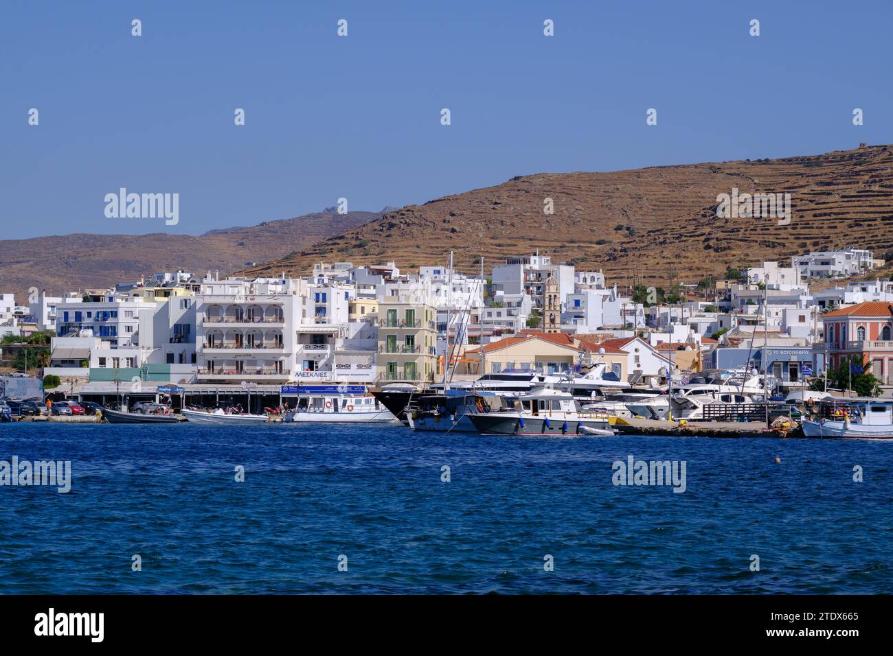 Tinos, GR - 6. August 2023: Panoramablick auf Chora, Hauptstadt der Insel Tinos Stockfoto