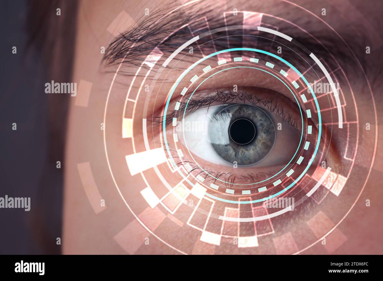 Gesichtserkennungstechnologie und Iris-Erkennung. Frau mit digitalem biometrischem Scan am Auge, Nahaufnahme Stockfoto
